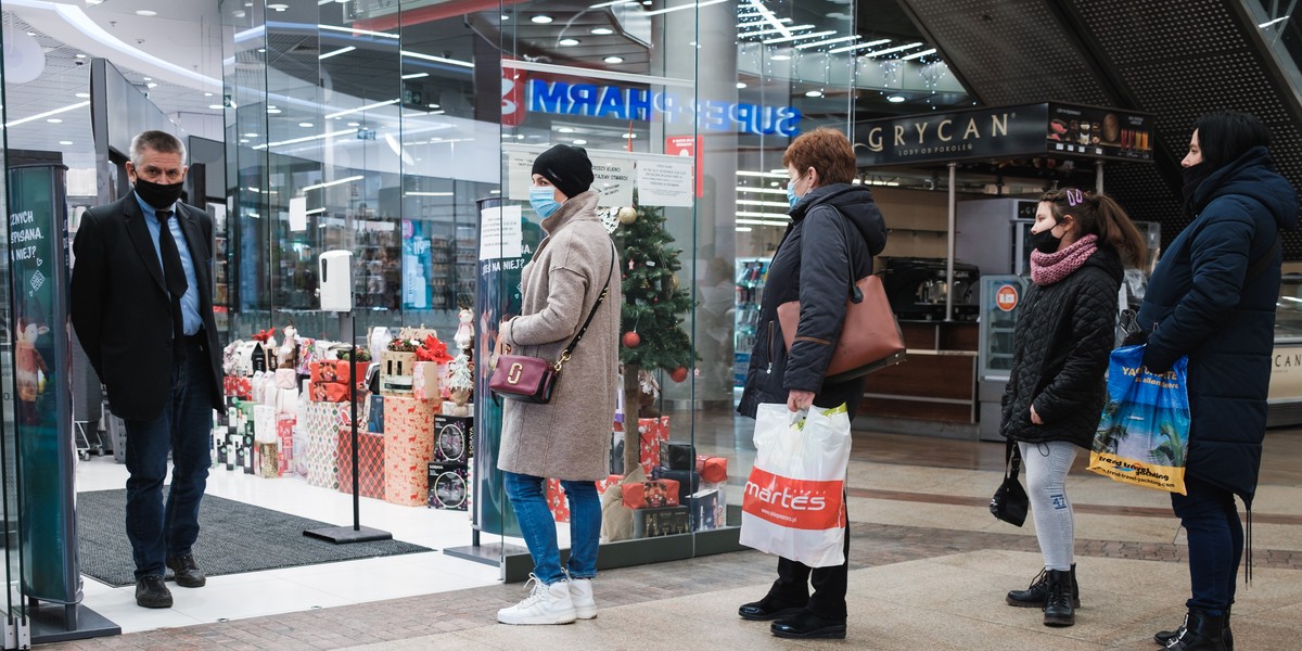 Według nieoficjalnych informacji, rząd rozważa zmniejszenie limitu klientów m.in. w sklepach. 