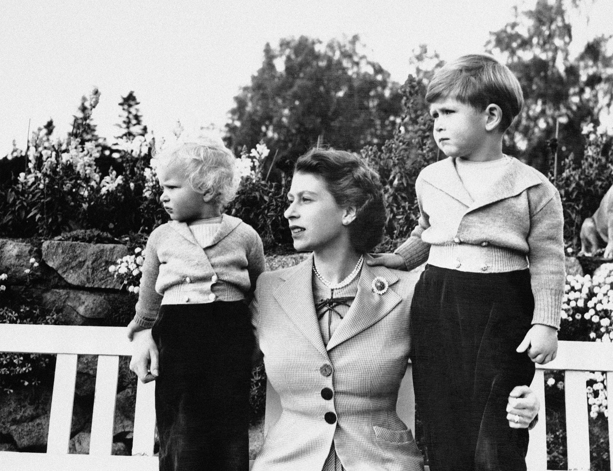 Britská kráľovná Alžbeta II. s deťmi princom Charlesom a princezkou Anne. 
