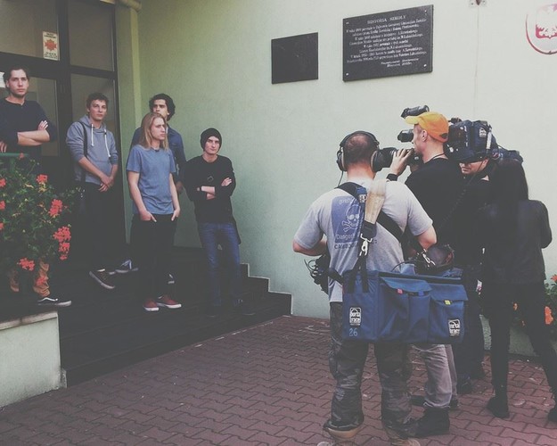 Curly Heads przed swoją szkołą