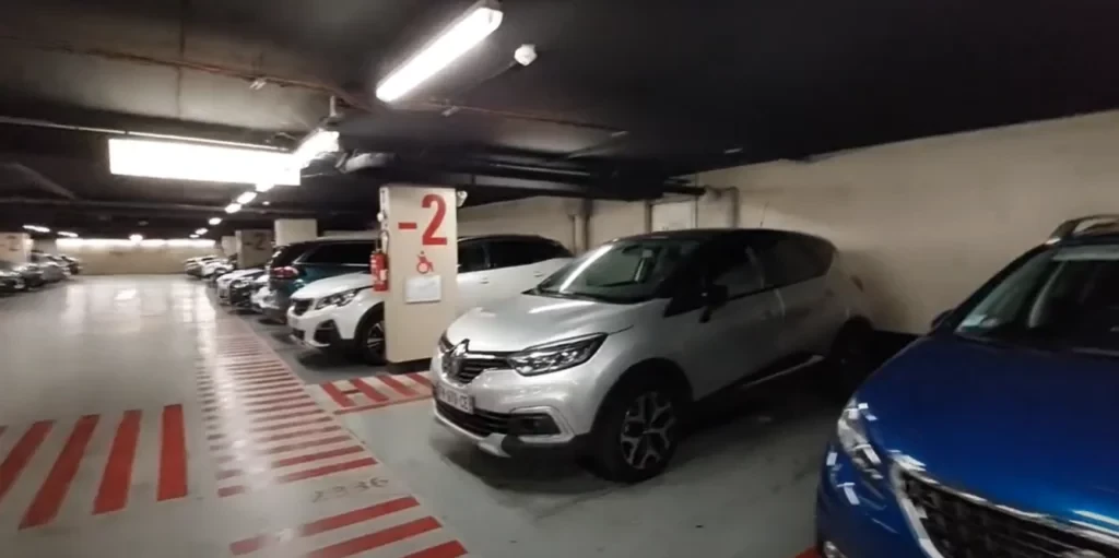 Zaparkované auto v tieni podzemnej garáže je ideálnym miestom pre ochranu batérie vozidla pred extrémnymi letnými teplotami. 