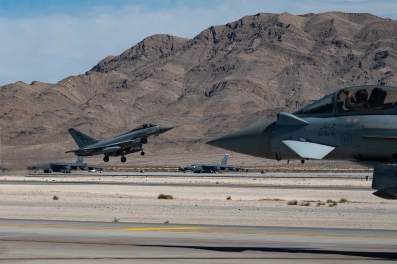 Dwa myśliwce Eurofighter Typhoon z Royal Saudi Air Force podczas ćwiczeń Red Flag-Nellis 25-2. Źródło: USAF