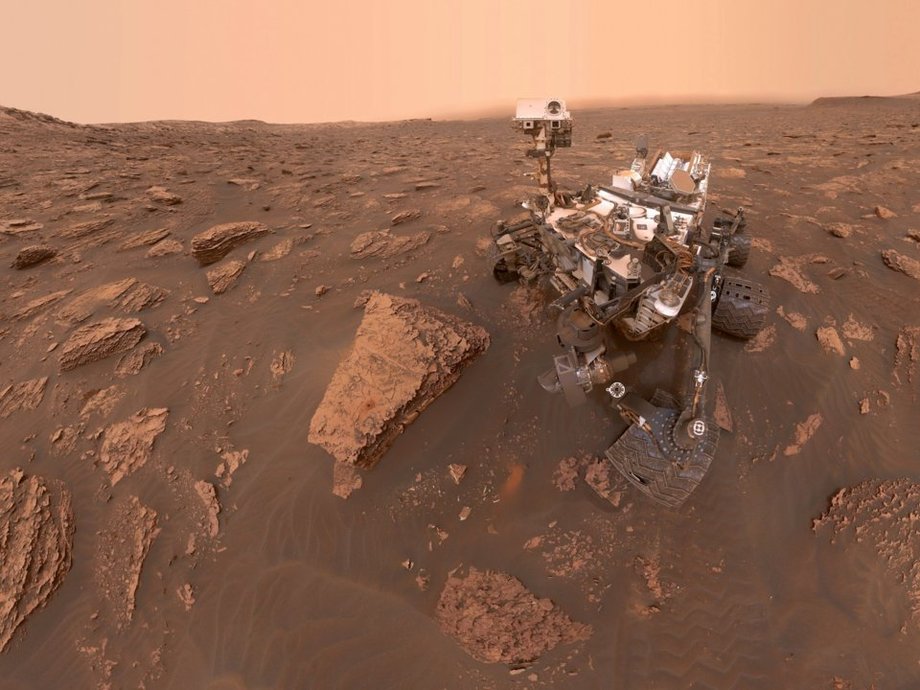 Selfie, które łazik Curiosity zrobił w burzy pyłowej w czerwcu 2018 roku