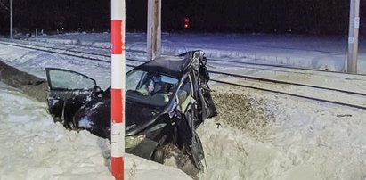 Utknęły na przejeździe. Nadjechał pociąg. Matka i córka nie żyją