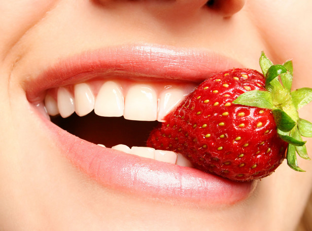 „Szczoteczkowe jedzenie”? Poznaj składniki diety, które myją zęby