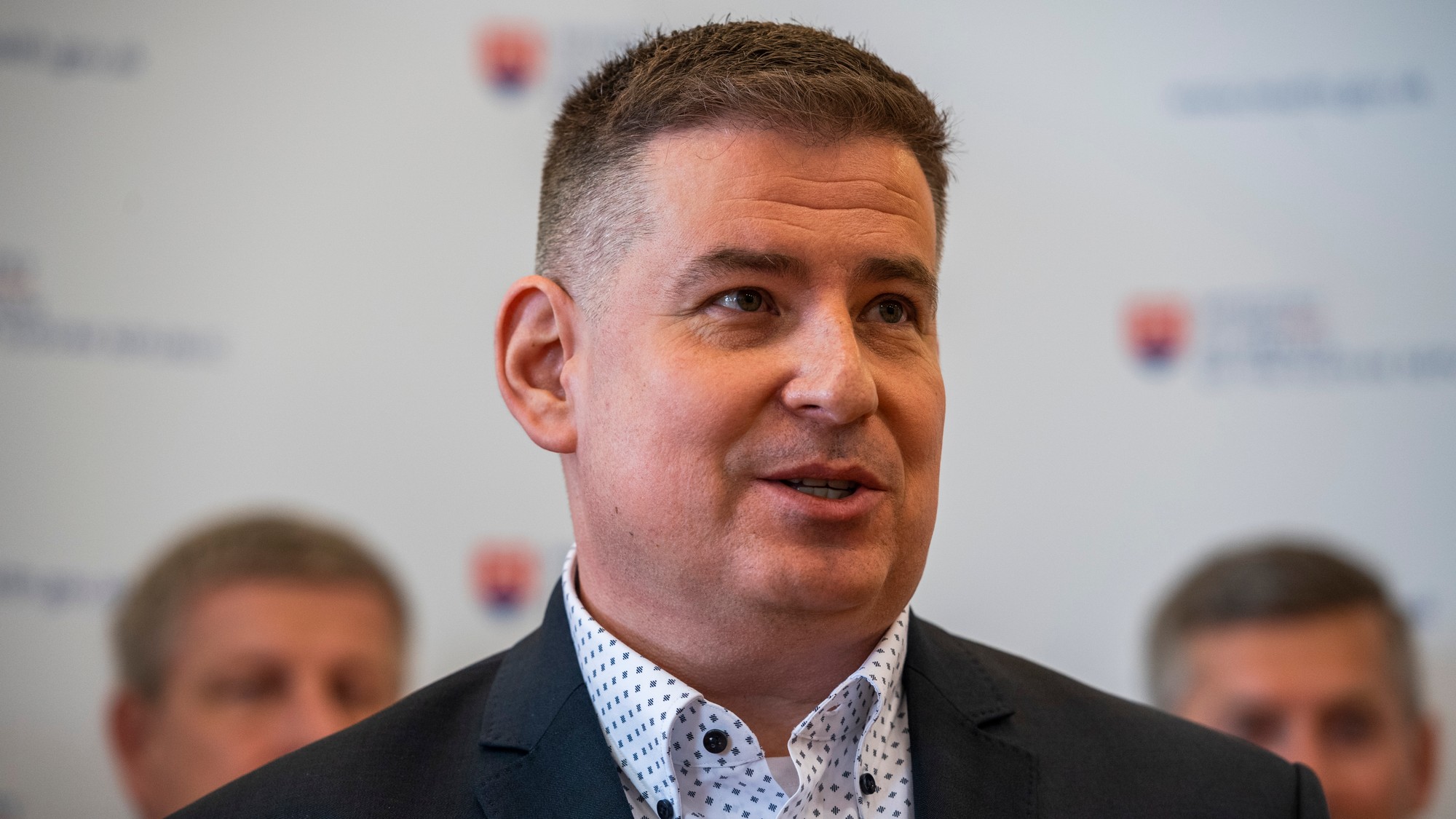 Moderátor Patrik Herman.