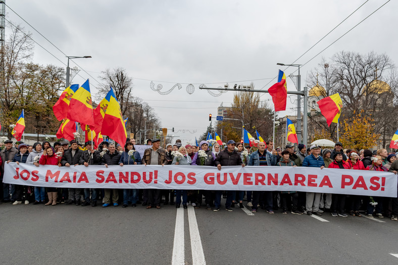 Protestujący, wzywający prozachodnich przywódców Mołdawii do opuszczenia wysokiego urzędu, Kiszyniów, 13 listopada 2022 r.