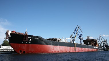 tankowce zawracają, produkcja spada. kulisy operacji usa przeciwko wen