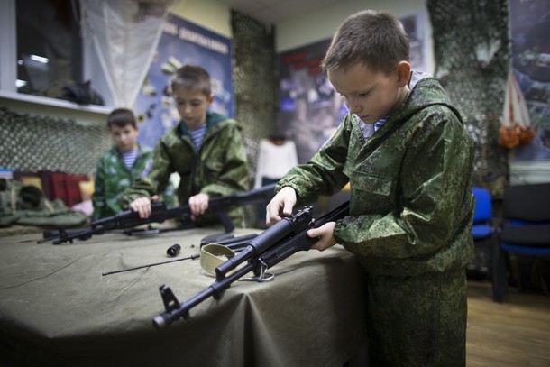 Aleksander Jadrysznikow (10 lat) z kolegami rozkłada karabin Kałasznikowa w ramach szkolenia w miejscowości Wierchniaja Pyszma na obrzeżach Jekaterynburga, 2016 r.