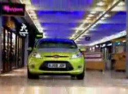 Szalony pościg fiestą po centrum handlowym