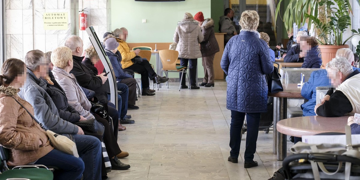 Wypłata trzynastek już trwa. W programie jest sporo haczyków. 