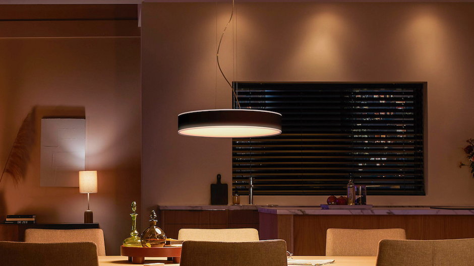 Gotowe lampy sufitowe z wbudowaną technologią Philips Hue są dostępne we wszystkich kolorach, kształtach i do każdego pomieszczenia. Na zdjęciu: stylowa lampa wisząca Enrave