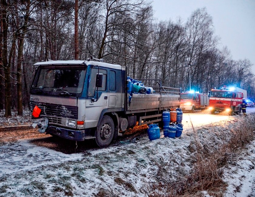 Ciężarówka wbiła się w osobówkę. Na drodze wylądowały butle z gazem!