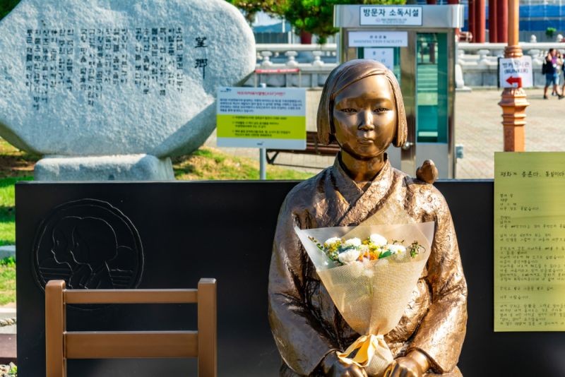 Korea Południowa. Spiżowa statua pokoju (posąg kobiety komfortu) w narodowym miejscu turystycznym Imjingak