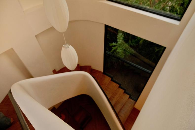 The curved staircase.Amanda Goh/Business Insider