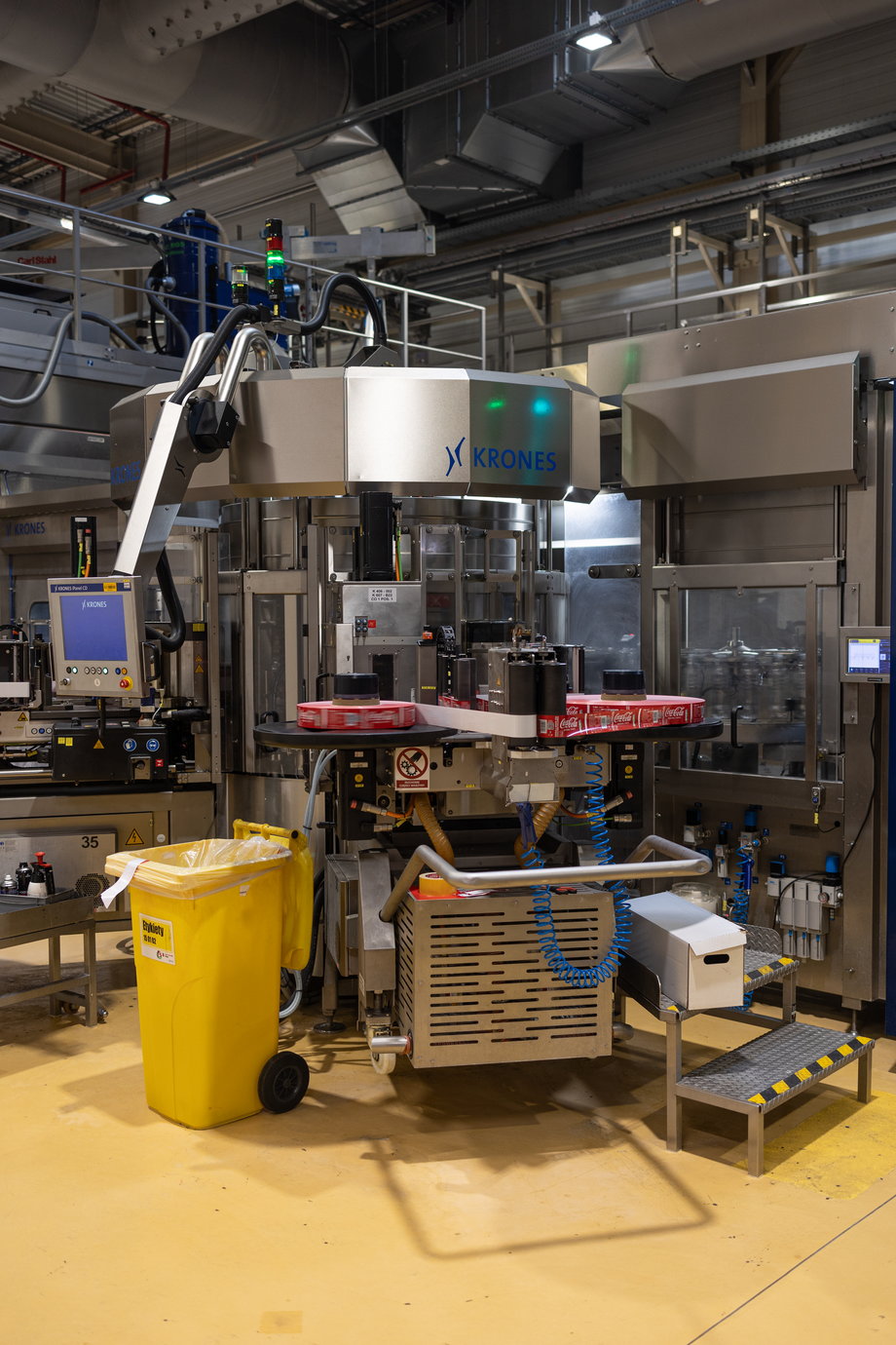 Zdecydowaną większość czynności w fabryce wykonują maszyny.