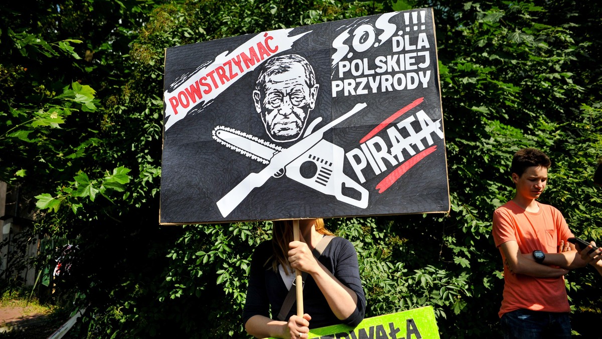 Protest ekologow w obronie Puszczy Bialowieskiej podczas sesji Unesco w Krakowie.