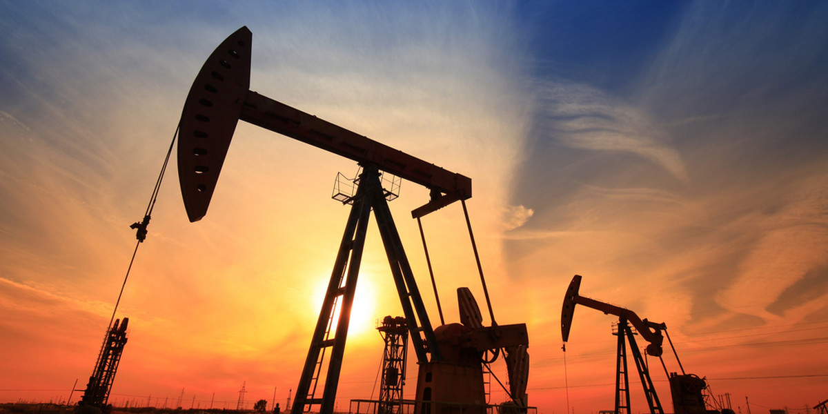 Kraje OPEC i sojusznicy kartelu, w tym m.in. Rosja, ograniczają dostawy ropy na globalne rynki. Cena za baryłkę rośnie