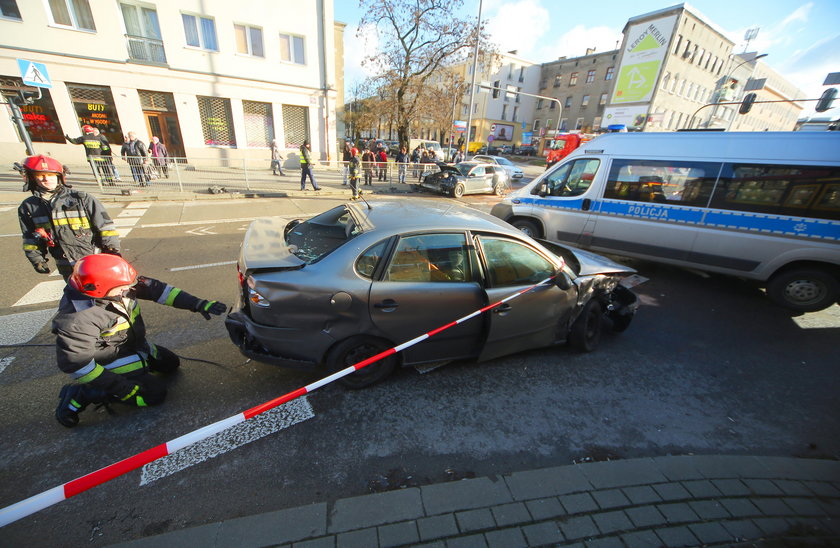 Kierowca Seata doprowadził do zderzenia z Audi na Zachodniej przy Lutomierskiej