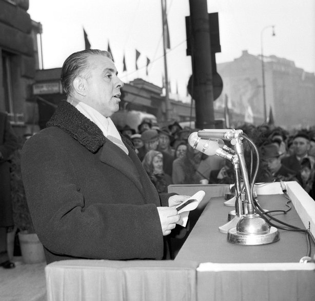Enver Hoxha en 1959 en Praga