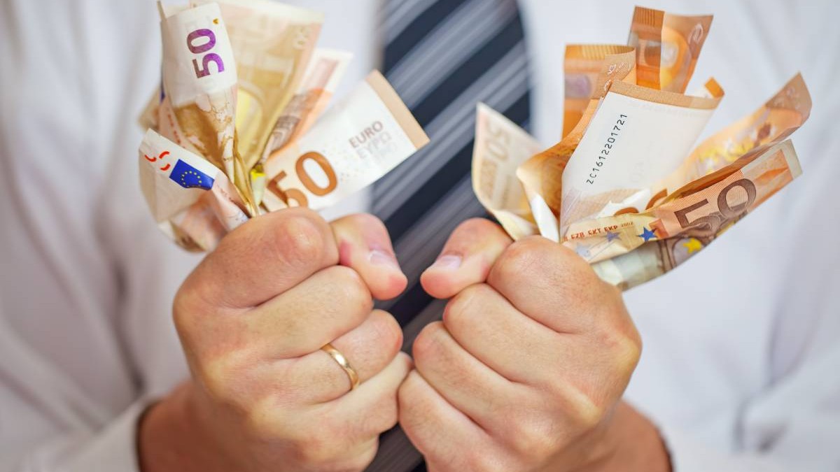Un angajat a primit un salariu de 10 ori mai mare din greșeală și a cheltuit toți banii în doar trei zile, în Ungaria. Ce a făcut când șeful i-a cerut banii înapoi