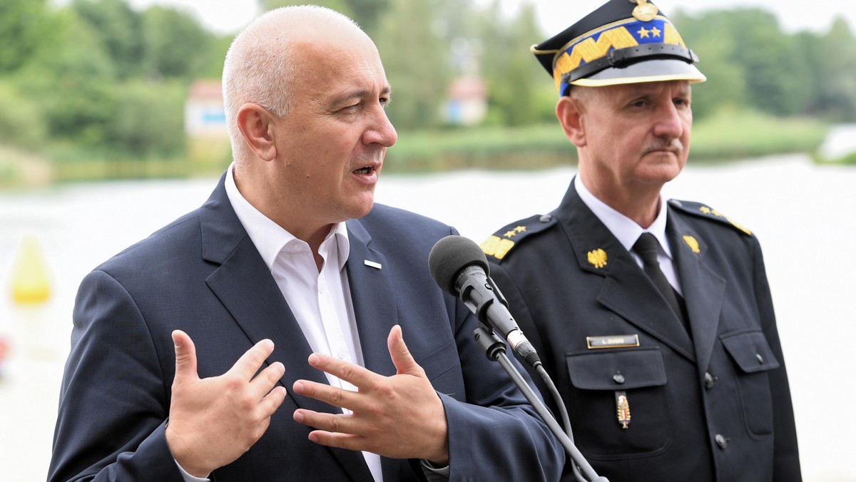 Minister spraw wewnętrznych i administracji Joachim Brudziński (L) i komendant główny Państwowej Straży Pożarnej gen. brygadier Leszek Suski 