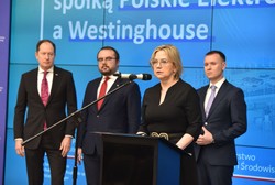 Miliony na odchodne: Nowe dane o nagrodach w resortach PiS