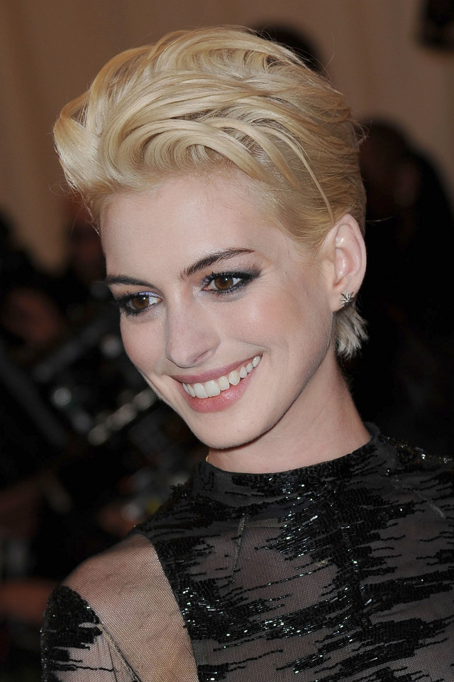 Anne Hathaway blondynką