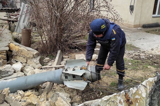 Mikołajów, Ukraina, 06.03.2022. Pirotechnicy podczas zabezpieczania odnalezionej amunicji na terenach prywatnych gospodarstw domowych w Mikołajowie