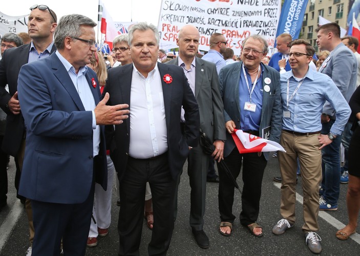 Lider KOD Mateusz Kijowski oraz byli prezydenci Bronisław Komorowski i Aleksander Kwaśniewski, redaktor naczelny 