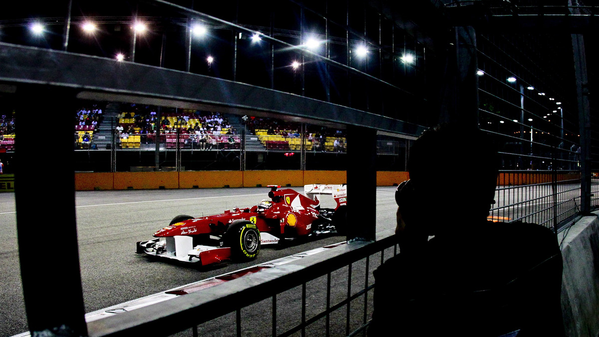 Po piątkowych treningach wyglądało na to, że Fernando Alonso zagrozi Sebastianowi Vettelowi w walce o pierwszą pozycję startową do Grand Prix Singapuru. Ostatecznie kierowca Ferrari wyruszy do wyścigu z piątego pola, bo poza mistrzem świata szybsi od niego okazali się także Mark Webber i duet McLarena.