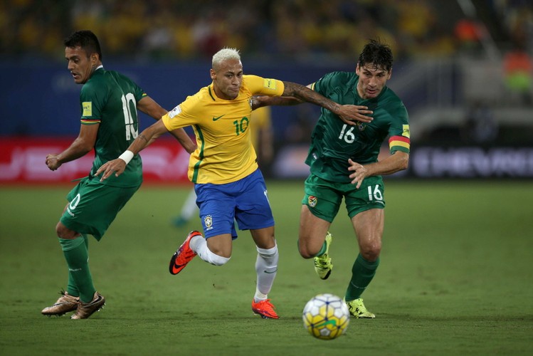 Neymar dostał z 'łokcia' i zalał się krwią. Gwiazdor musiał opuścić boisko