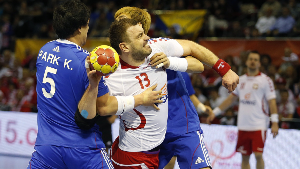 Reprezentacja Polski seniorów jest już w Holandii. W środę o godzinie 19:30 Biało-Czerwoni zmierzą się w Almere z zespołem gospodarzy w meczu kwalifikacyjnym do ME 2014. - Mamy szacunek dla rywali, ale naszym celem jest zwycięstwo, chcemy przypieczętować awans do finałów ME - mówi Bartosz Jurecki.