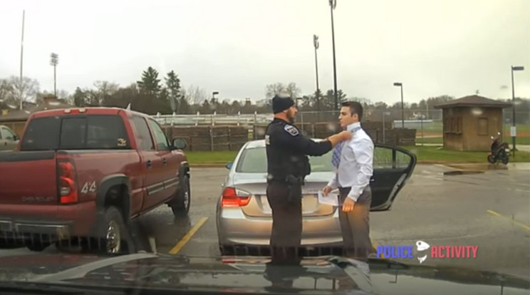 A rendőr megbüntette, de segített is a gyorshajtón / Fotó: YouTube