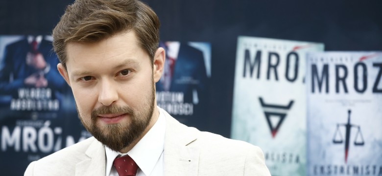 Najpopularniejszy polski pisarz powraca. O czym jest nowa powieść Remigiusza Mroza?
