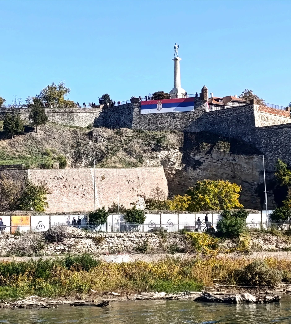 Stena (ispod zastave)  stara je oko 14 miliona godina i obiluje dokazima da je nastala u moru