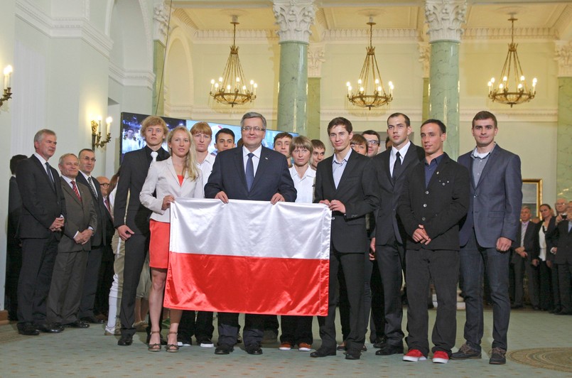 Prezydent wręczył flagę narodową kandydatom do reprezentacji olimpijskiej na zimowe igrzyska olimpijskie w Soczi w 2014 roku