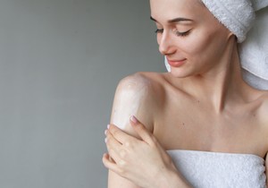 Hemikalija, za koju se mislilo da je samo u preparatima za ispravljanje kose, pronađena u širokom spektru proizvoda za negu 