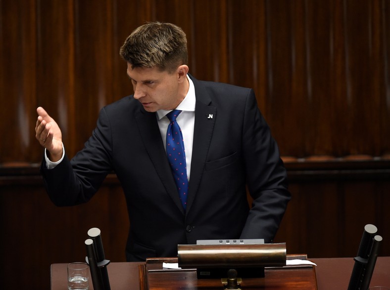 Ryszard Petru przemawia podczas debaty.