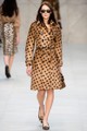 Az egyik leghíresebb és legsikeresebb magyar modell, Rajzák Kinga a Burberry Prorsum kifutóján viselte 2012-ben a márka ikonikus ballonját, szív mintával megújítva. 