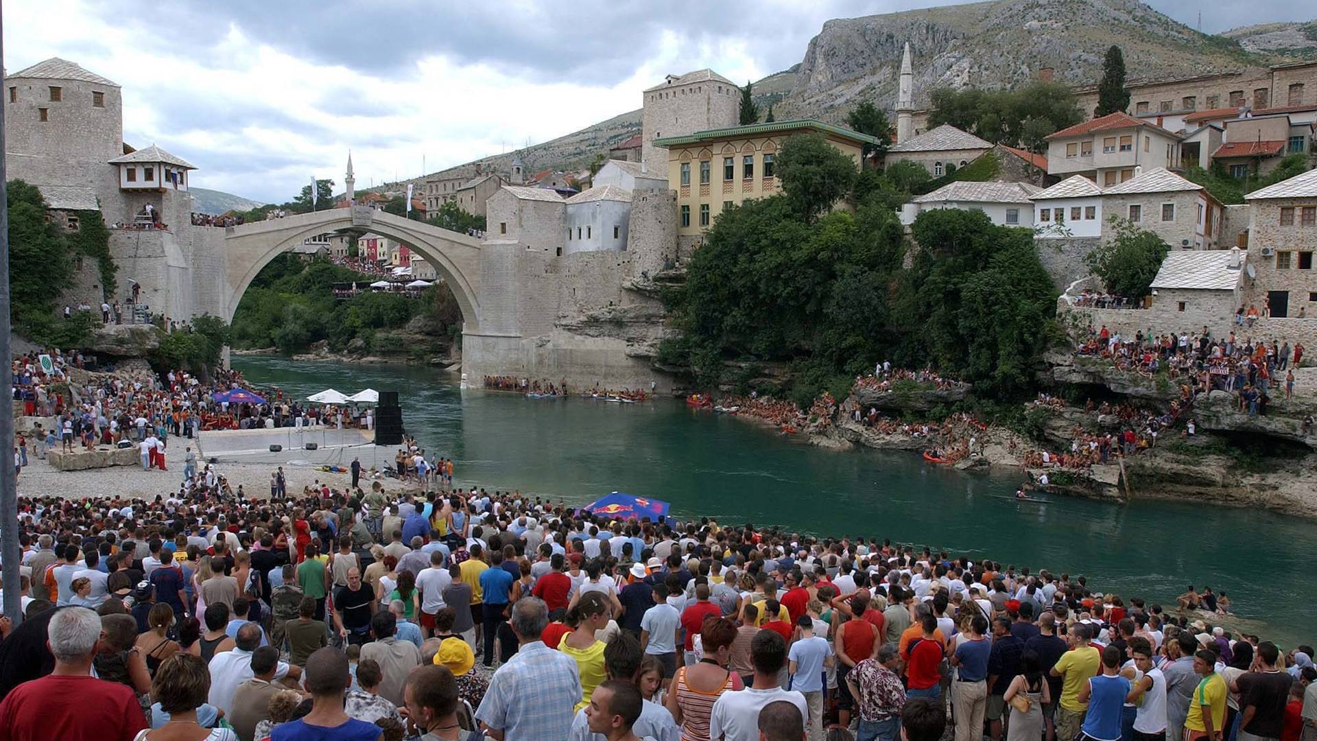 Amir radi na mostu u Mostaru i čeka dan kada će od pripravnika postati profesionalni skakač