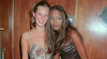 Kate Moss i Naomi Campbell w "naked dress" w 1993 r.