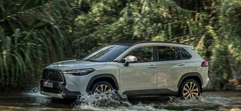 Toyota Corolla Cross powiększa rodzinę. Wjeżdża nowy SUV z napędem AWD-i