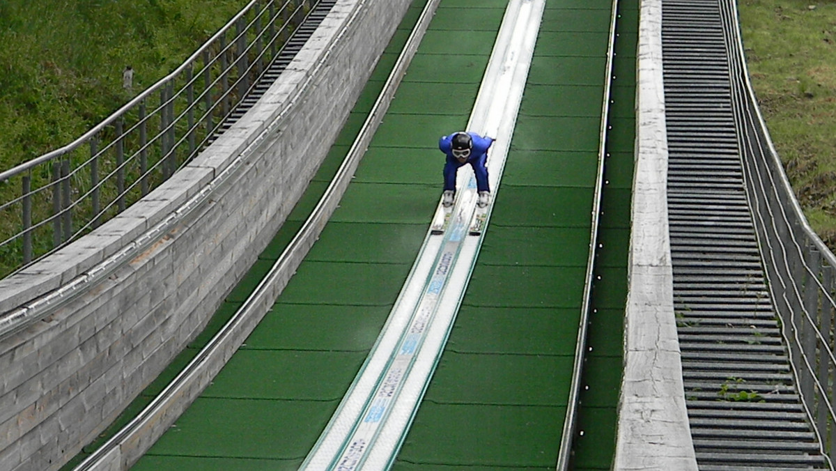 Podczas pierwszego oficjalnego treningu przed zawodami Letniej Grand Prix w skokach narciarskich na skoczni w Wiśle-Malince najlepszy rezultat uzyskał Thomas Morgenstern. Drugi był Kamil Stoch, który poszybował na 130 m, a tuż za nim uplasował się Maciej Kot. Niedzielny konkurs to jednocześnie pierwszy przystanek cyklu Lotos Poland Tour.