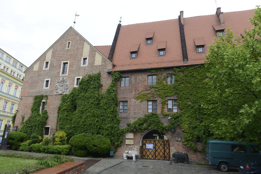Porośnięty bluszczem budynek Arsenału we Wrocławiu
