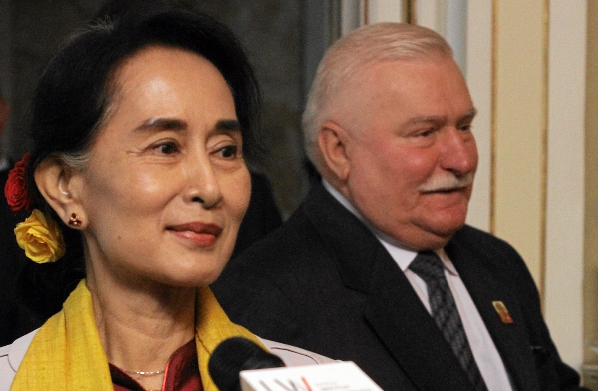 Laureatka Pokojowej Nagrody Nobla - birmanska opozycjonistka Aung San Suu Kyi i byly prezydent, laureat Pokojowej Nagrody Nobla Lech Wałęsa podczas konferencji prasowej po spotkaniu