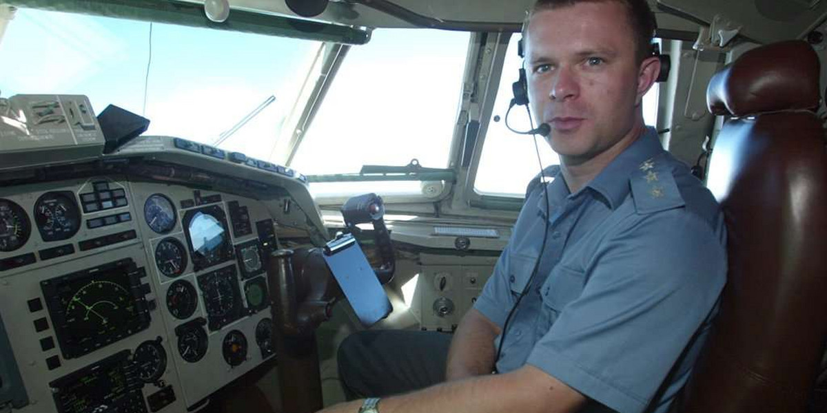 Kapitan Arkadiusz Protasiuk, który siedział za sterami prezydenckiego samolotu nie miał uprawnień, by lądować przy tak słabej widoczności, jaka była w Smoleńsku