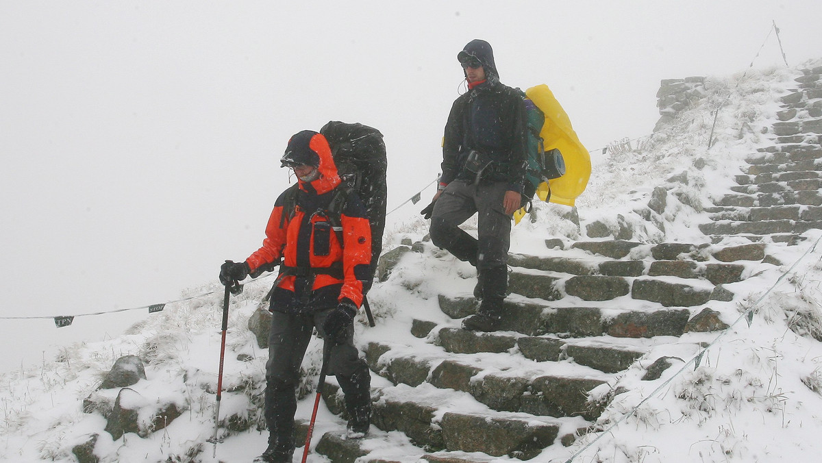 Tatrzańskie szlaki są już praktycznie nie do przejścia. Obowiązuje czwarty stopień zagrożenia lawinowego. A grubość pokrywy śnieżnej na Kasprowym Wierchu jest już tylko o 33 cm mniejsza od rekordowych 355 cm w 1995 roku.