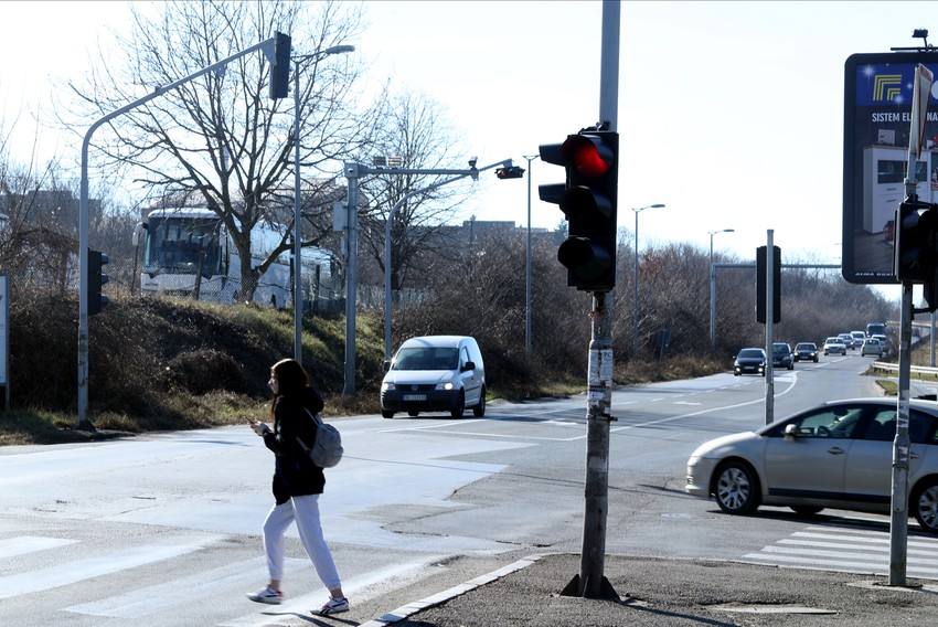 Ako je prilikom prolaska na crveno svetlo ugrožen šešak, novčana kazna za vozača može ići do 120.000 dinara