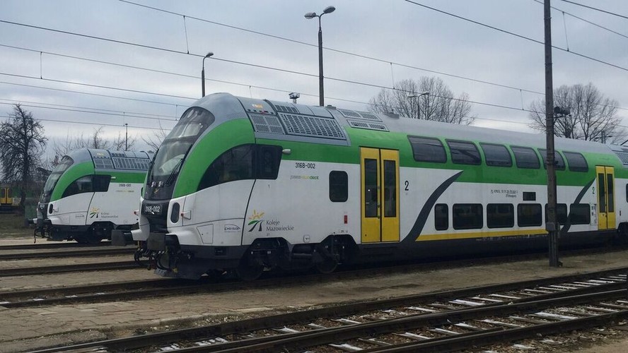 W związku z opóźniającymi się dostawami duże powody do niepokoju miał prezes Kolei Mazowieckich Artur Radwan, a jeszcze większe prezes Pesy Tomasz Zaboklicki.  Bo termin dostaw pierwszych wagonów piętrowych został wyznaczony na sierpień. A  zaczęły dojeżdżać dopiero w grudniu. Na dodatek dopiero 9 grudnia wagony sterownicze uzyskały dopuszczenie do ruchu w Urzędzie Zamówień Publicznych. Do ostatnich dni grudnia nie było wiadomo, czy pojazdy uda się odebrać i rozliczyć dotację UE. Zagrożonych było 170 mln zł.