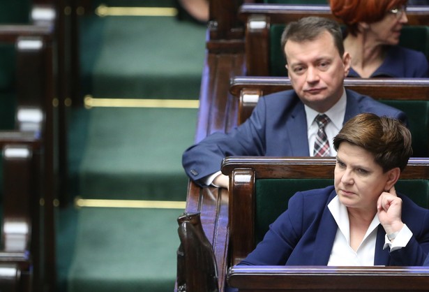 Premier Beata Szydło i minister spraw wewnętrznych i administracji Mariusz Błaszczak, PAP/Leszek Szymański